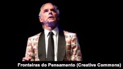 Jordan Peterson poartă un costum conceput de Toukhcher la un eveniment în Brazilia în iunie 2024.