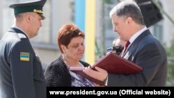 Президент України Петро Порошенко вручає Зірку Героя України Євгена Пікуса його матері, Ганні Феодосіївні, Київ, 27 квітня 2018 року 