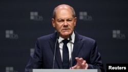 Scholz urged Putin "to find a diplomatic solution as soon as possible, based on a cease-fire, a complete withdrawal of Russian troops, and respect for the territorial integrity and sovereignty of Ukraine." (file photo)