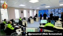 У другой зале супрацоўнікі дарожна-патрульнай службы назіраюць і за сытуацыяй на дарозе і аналізуюць відэа. Скрын зь відэазапісу МУС Беларусі