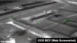 Скріншот із відео ССО України, на якому дрон атакує нафтобазу в Гвардійському