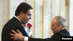 Marian Lupu (stânga) în felicită pe noul preşedinte al R.Moldova, Nicolae Timofti