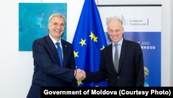 Prim-ministrul interimar al Moldovei, Eugen Osmochescu (stânga), la una din întâlnirile din marja noii conferințe interguvernamentale Moldova-UE, Bruxelles, 14 iulie 2026. 