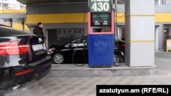 Автозаправочная станция в Ереване с указанием цены на азербайджанский бензин, 26 декабря 2025 года