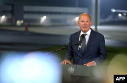 Cancelarul german, Olaf Scholz, la o conferință de presă pe aeroportul Koln-Bonn, cu ocazia sosirii unui grup de disidenți eliberați din Rusia într-un schimb de deținuți. Scholz a vorbit și despre „dificultatea” deciziei sale de a elibera un ucigaș FSB în acel mare schimb.