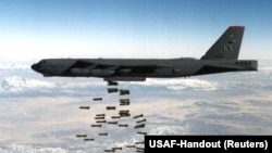 Bombarder B-52 američkog ratnog vazduhoplovstva ispušta M117 bombe. Datum kada je uslikana fotografija je nepoznat. (ilustrativna fotografija) 