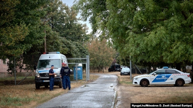 Készenlétis rendőrök őrzik a vitnyédi Csermajornál épülő menekülttábort