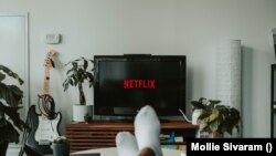 Një person duke shikuar platformën Netflix.