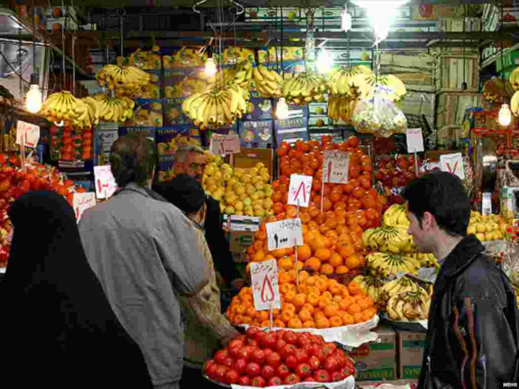 یک میوه فروشی در تهران. قیمت میوه با وجود دایر شدن بازار های دولتی، افزایش یافته است. عکس از مهر