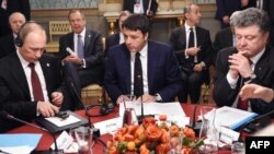 Italijanski premijer Matteo Renzi, ruski predsjednik Vladimir Putin, ukrajinski predsjednik Petro Porošenko i evropski lideri na razgovoru o ukrajinskoj krizi, Milano, 17. oktobar 2014.