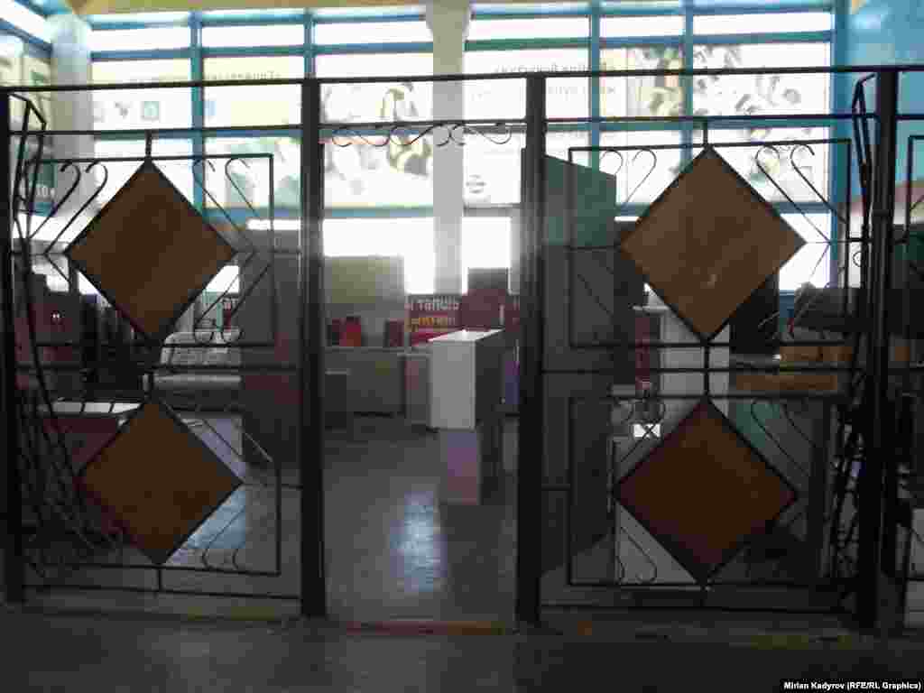 Ашкананын иштебей калганына бир топ жыл болду. Учурда ашкананын ордуна жеке менчик эмерек салону ачылган.