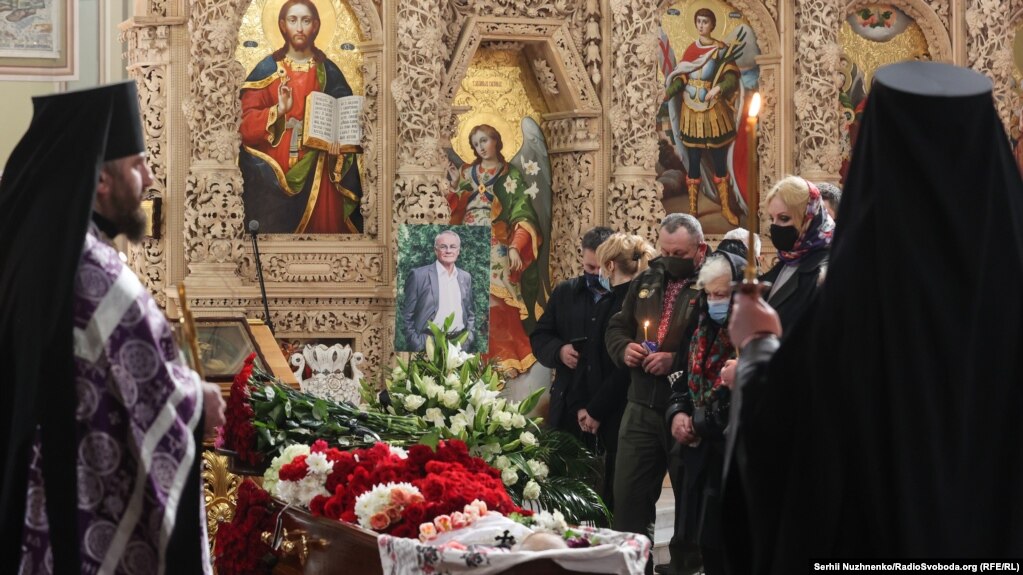 Володимир Яворівський – громадсько-політичний діяч, письменник, народний депутат України кількох скликань, був членом депутатської фракції «Блок Юлії Тимошенко», головою комітету Верховної Ради з питань культури і духовності. Яворівський був одним із засновників Народного руху України. Він – лауреат премії Шевченка за повість «Вічні Кортеліси» (1984 рік). Очолював Національну спілку письменників України з жовтня 2001 по листопад 2011 року