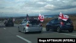 ასზე მეტი მანქანისგან შემდგარი ავტოკოლონა ქარელის რაიონის სოფელ ატოცისკენ მიემართება