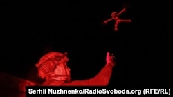 Аеророзвідник 25-ї окремої повітрянодесантної Січеславської бригади ЗСУ запускає дрон на позиціях поблизу Покровська, Донецька область, 31 серпня 2024 року