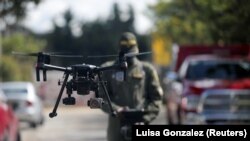 Policajac upravlja dronom koji mjeri tjelesnu temperaturu, Bogota, Kolumbija, 20. maj, 2020. 