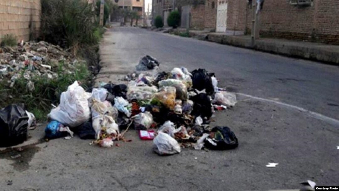 تصویری از انباشت زباله در کوت عبدالله به دنبال دست کشیدن یک‌ماهه کارگران شهرداری این شهر از کار