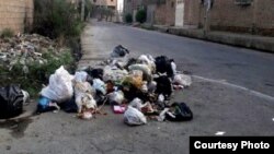 تصویری از انباشت زباله در کوت عبدالله به دنبال دست کشیدن یکماهه کارگران شهرداری این شهر از کار