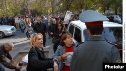 Пикет активистов АНК у здания Генеральной прокуратуры. Ереван. 12 ноября 2010 г.