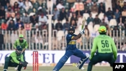 سري لنکايي لوبغاړی د پاکستان پر وړاندې د توپوهنې پر مهال - د نومبر ۱۴مې انځور.