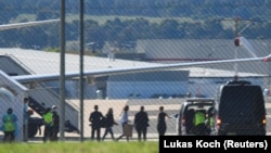 Pasagjerë në aeroportin e Australisë.