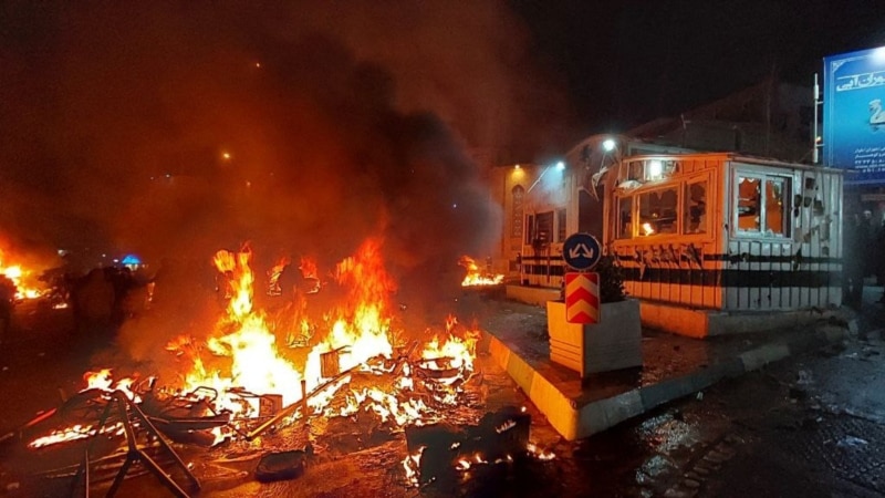 Irani përballet me protesta masive