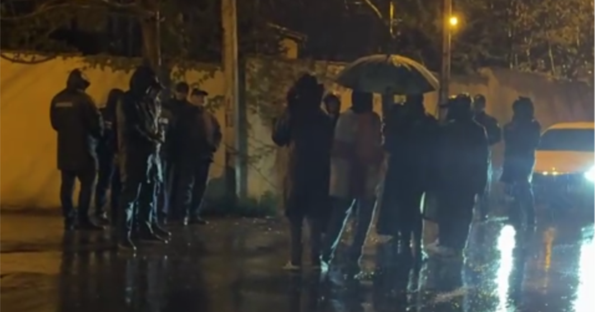 ანწუხელიძეზე განცხადების შემდეგ წულუკიანის სახლთან დემონსტრანტები პროტესტის ნიშნად მივიდნენ