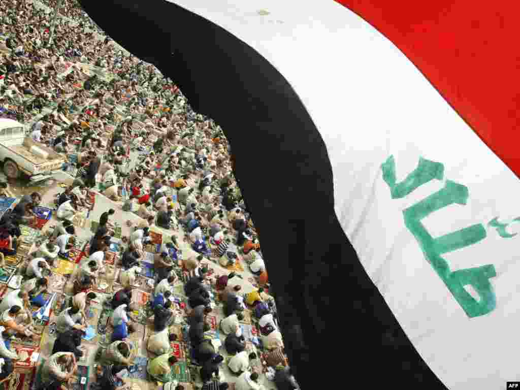 Irak - Molitva petkom - Muslimanski Šiiti su u Bagdadu molitvom obilježili šestogodišnjicu iračkog rata. Neki invaziju smatraju krajem dominacije arapskih Sunita,neki vide početak dominacije Šiita.Ono što je sigurno,invazija je promijenila Irak i Iračane.