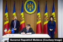 Ambasadorul Italiei în Republica Moldova, Lorenzo Tomassoni, semnează contractul de grant oferit R. Moldova pentru instalarea contoarelor inteligente, digitalizarea sectorului energetic și al protecției sociale, Chișinău, 27 ianuarie 2025.