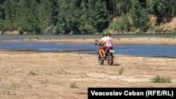 Tineri, pe motocicletă pe malul râului Nistru la Telița, Anenii Noi, 29 iulie 2026