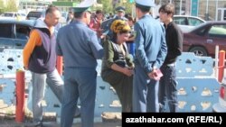 Nobatda ylalaşyksyzlyk döräp başlanda, polisiýa işgärleri ýagdaýa dessine goşulyp, galmagal edýänleri umumy nobatdan çykarýarlar. Arhiwden