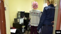 Një femër e arrestuar në grupin e 11 vetëve në Aushvic të Polonisë në stacionin e policisë lokale