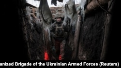 Un militar ucrainean în tranșee lângă Ceasiv Iar, octombrie 2025.