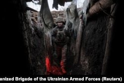 Украински военнослужещ в окоп близо до Часив Яр.
