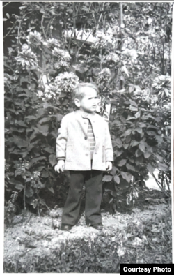 Cornel, fiul Lucicăi Albinescu, la vârsta de trei ani, în Grădina Botanică.