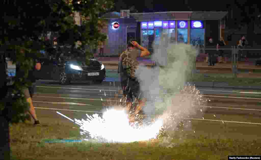 O grenadă de tip &bdquo;flash-bang&rdquo; explodează lângă un protestatar. O explozie la această distanță poate provoca pierderi de auz, leziuni oculare și alte răni.