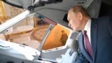Владимир Путин сравнивает интерьер особняка полковника Сафонова с дворцом в Геленджике. Коллаж.