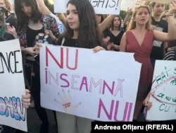 Pancartă purtată de o protestatară la protestul de conștientizare din 18 iunie, după crima din cartierul Cosmopolis.