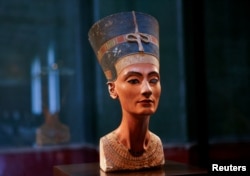 Бюстът на Нефертити в Новия музей в Берлин