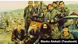 Сараево, позиции на војската на Република Српска, четничкиот војвода Славко Алексиќ (прв ред, втор од десно) со руски доброволци.