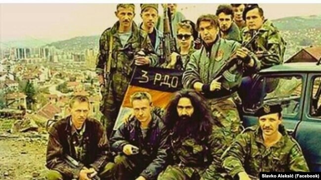 Сараево, позиции на војската на Република Српска, четничкиот војвода Славко Алексиќ (прв ред, втор од десно) со руски доброволци.