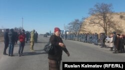 Сотрудники сил безопасности и участники акции протеста на участке трассы в Базар-Коргонском районе Джалал-Абадской области Кыргызстана. 27 февраля 2017 года.
