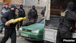 Armenia - Security forces confiscate weapons allegedly found in a house raided by them, Yerevan, 25Nov2015.