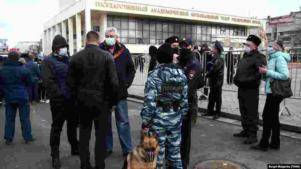 Російські поліцейські відводили учасників зборів для перевірки їхніх документів