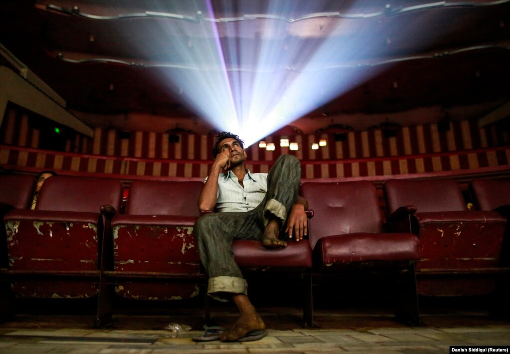 یک مرد در حال تماشای فیلم هندی دلوالی دولهنیا لی جاینگی (قلب بزرگ عروس را می&zwnj;گیرد) در یک سینمای شهر بمبئی هند. ۱۱ دسمبر ۲۰۱۴.