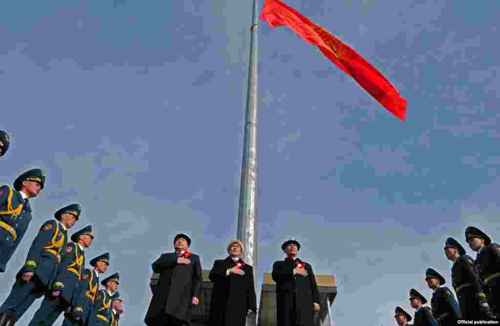 3-мартта Бишкектин Ала-Тоо аянтында Мамлекеттик тууну салтанаттуу көтөрүү аземи өттү.