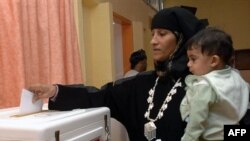 اين شورا بيشتر نقشی نمادین در ساختار سياسی عمان ايفا می کند و به سلطان عمان در مورد مسايل کشور مشورت می دهد و حق دارد وزيران را استيضاح کند.