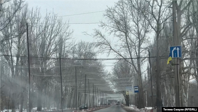 Вулиця в Херсоні, накрита антидроновою сіткою, лютий 2026 року