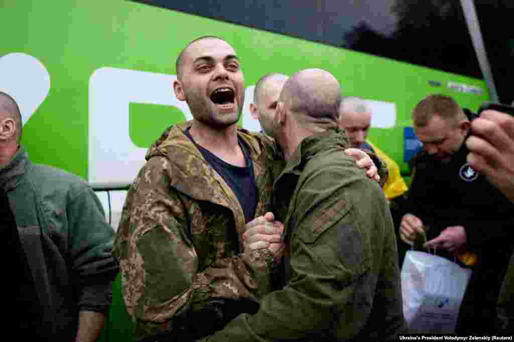 Володимир Зеленський повідомив, що більшість військових були в російському полоні ще з 2022 року. Серед них є захисники Маріуполя й учасники бойових дій на Донецькому, Луганському, Харківському, Херсонському, Запорізькому, Сумському, Київському напрямках