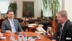 Евроамбасадорот Штефан Филе на средба со премиерот Никола Груевски 09 април 2013.
