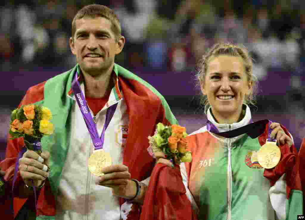 Bjeloruski atletičari Victoria Azarenka i Max Mirnyi sa osvojenim zlatom, London, 5. august 2012. 